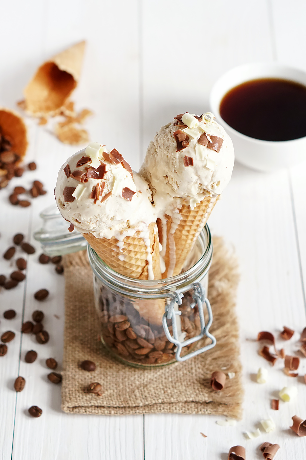 lody caffe latte z espresso posypane wiórkami czekolady