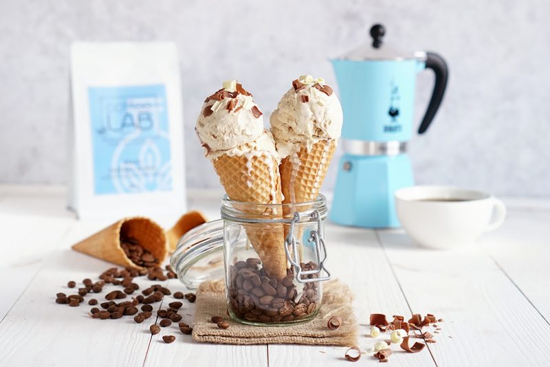 Przepis na domowe lody kawowe dla ochłody! Jak zrobić lody caffe latte?