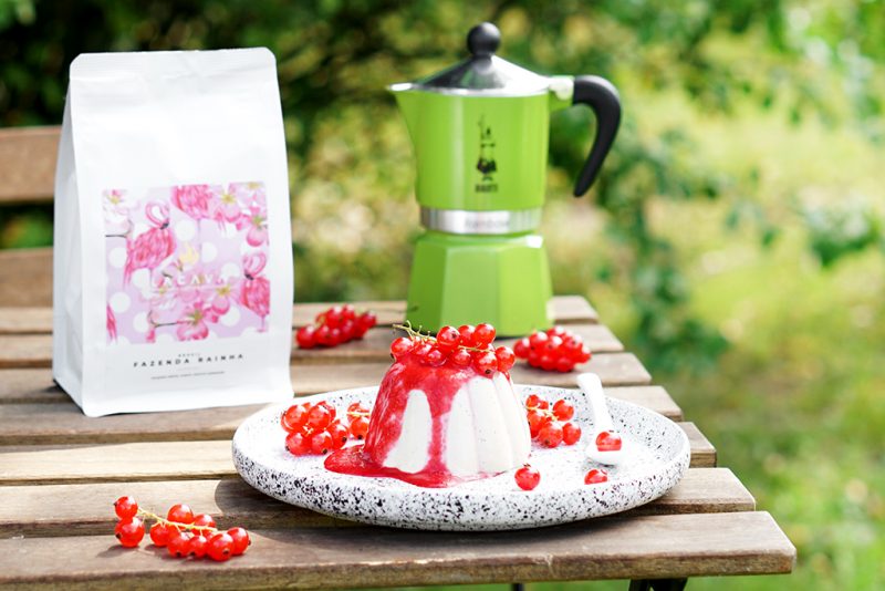 Zatrzymać lato na talerzu – przepis na panna cottę kawową