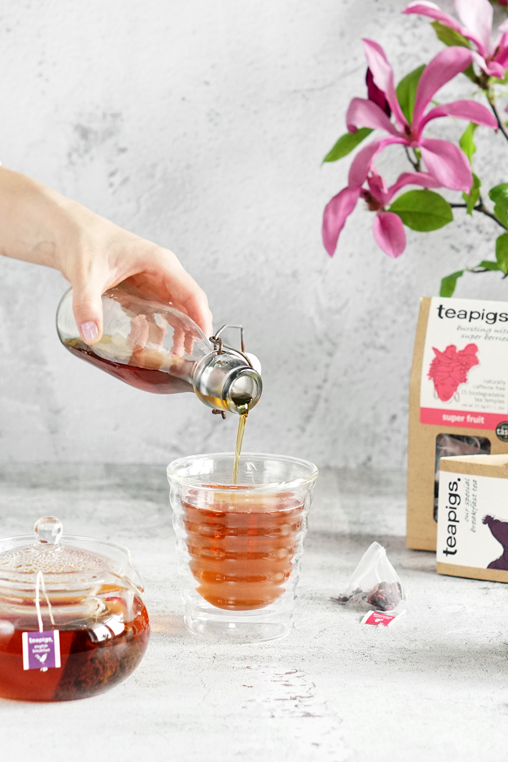 Słodzenie czarnej herbaty miodem