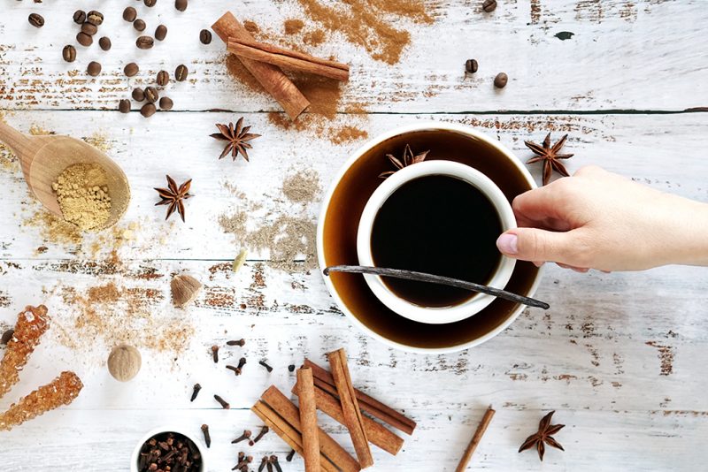 Kawa z cynamonem, kardamonem i innymi przyprawami, czyli kawa korzenna – co wybrać, by wzbogacić smak? Nasze przepisy!