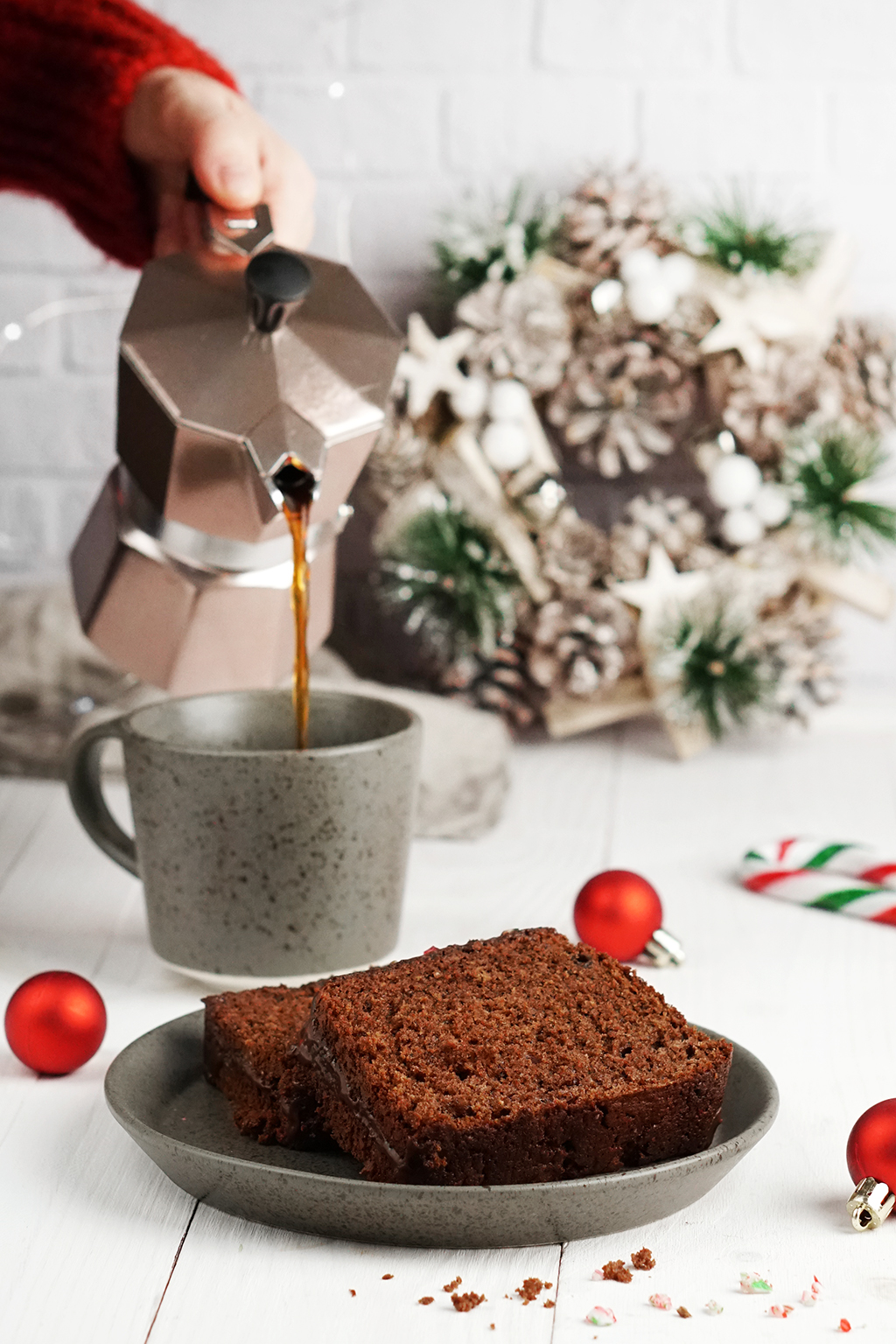 Ciasto korzenne podane z kawą z kawiarki Bialetti