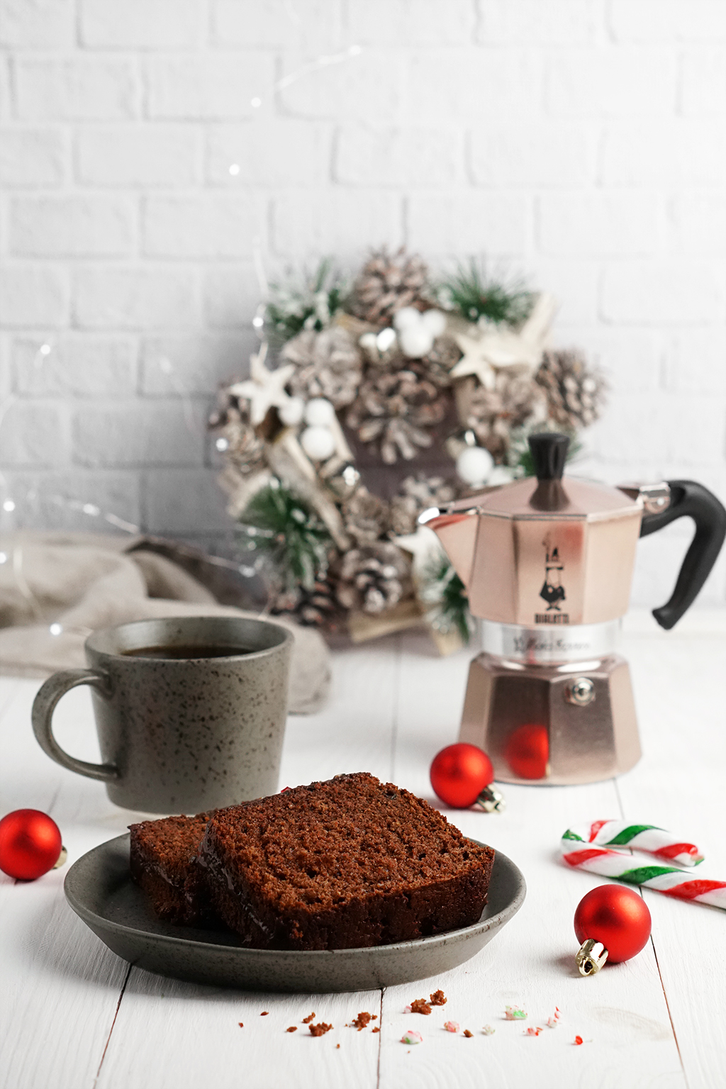 ciasto korzenno-kawowe i kawa z kawiarki Bialetti