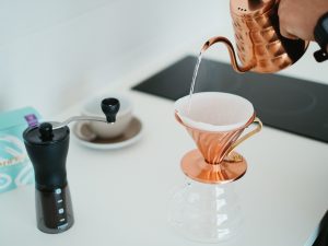 Kawowe eksperymenty - czy zwilżanie filtrów do kawy ma sens?