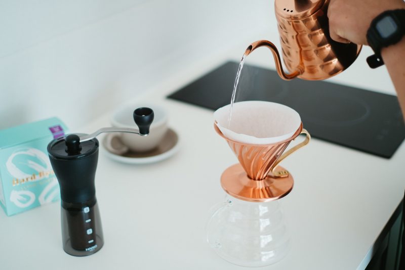 Kawowe eksperymenty – czy zwilżanie filtrów do kawy ma sens?
