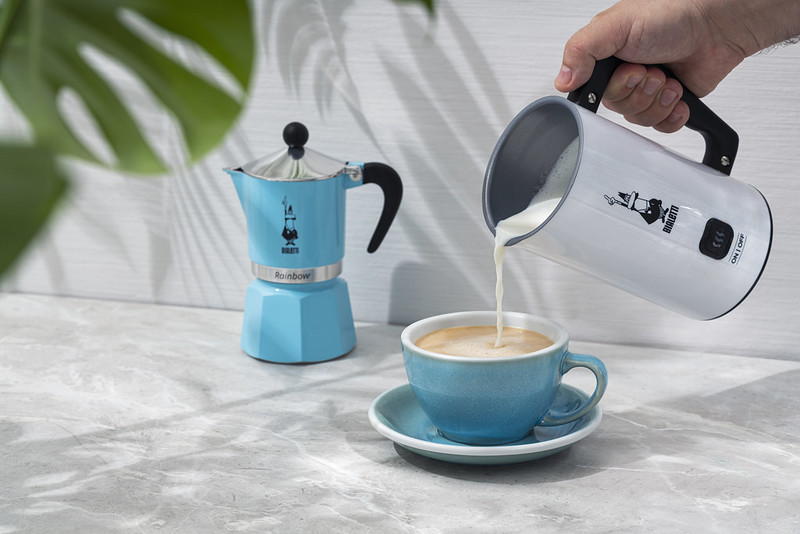 Jak spienić mleko do kawy – i czego użyć? Test spieniacza elektrycznego Bialetti