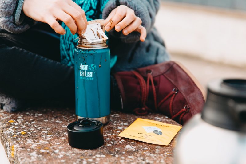 Kawa w plenerze – jak wyczyścić kubek termiczny?