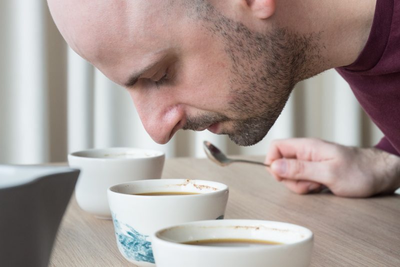 Szymon podczas cuppingu sampli kaw