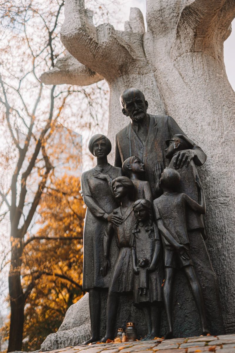 pomnik-janusza-korczaka-warszawa
