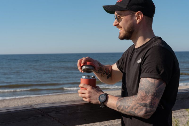 Mario na plaży wschodniej z kubkiem Fellow