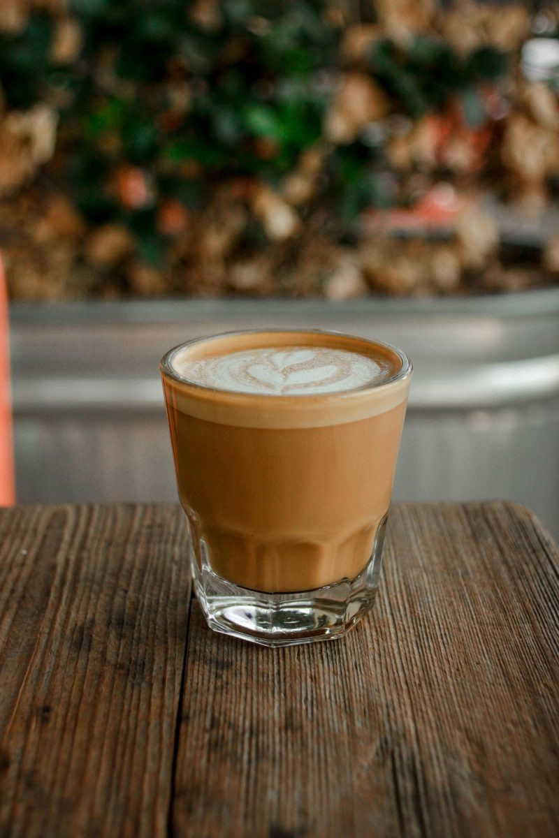kawa cortado w małej szklance