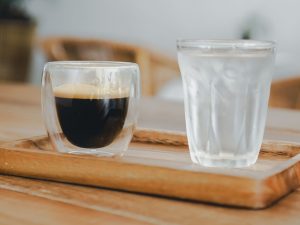Po co woda do espresso, czyli podstawy kawy dla początkujących