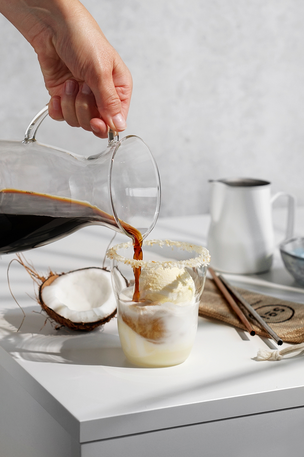 kawa mrożona z lodami i mleczkiem kokosowym