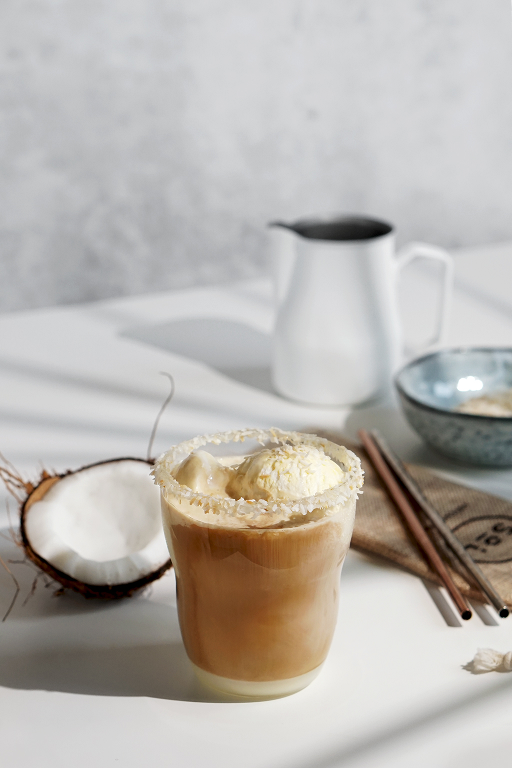 kawa z mlekiem kokosowym udekorowana wiórkami kokosa