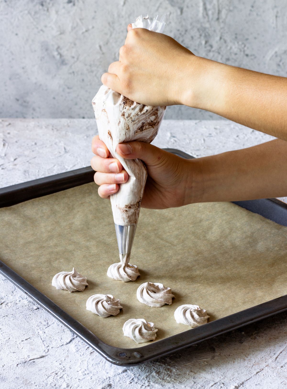 mini beziki z dodatkiem kawy - przygotowanie do pieczenia