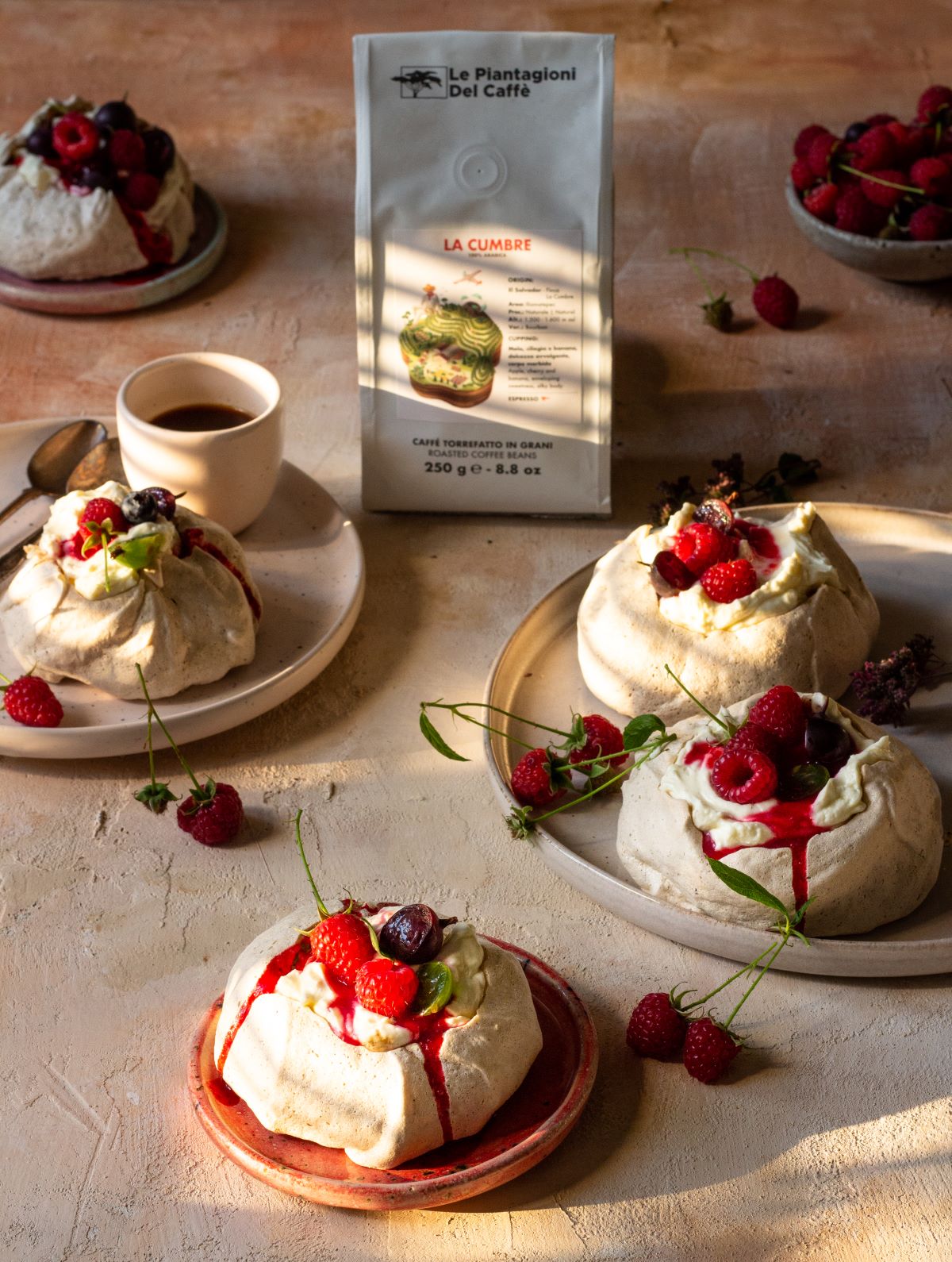 mini pavlove z kawą i owocami