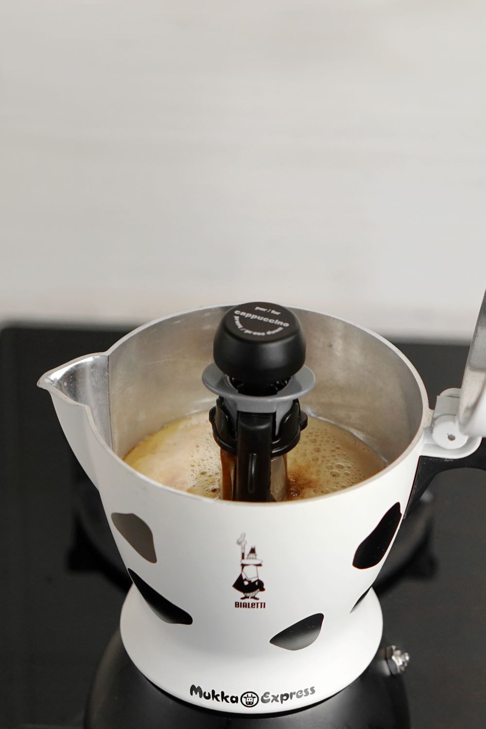 proces przygotowania kawy w Bialetti Mukka