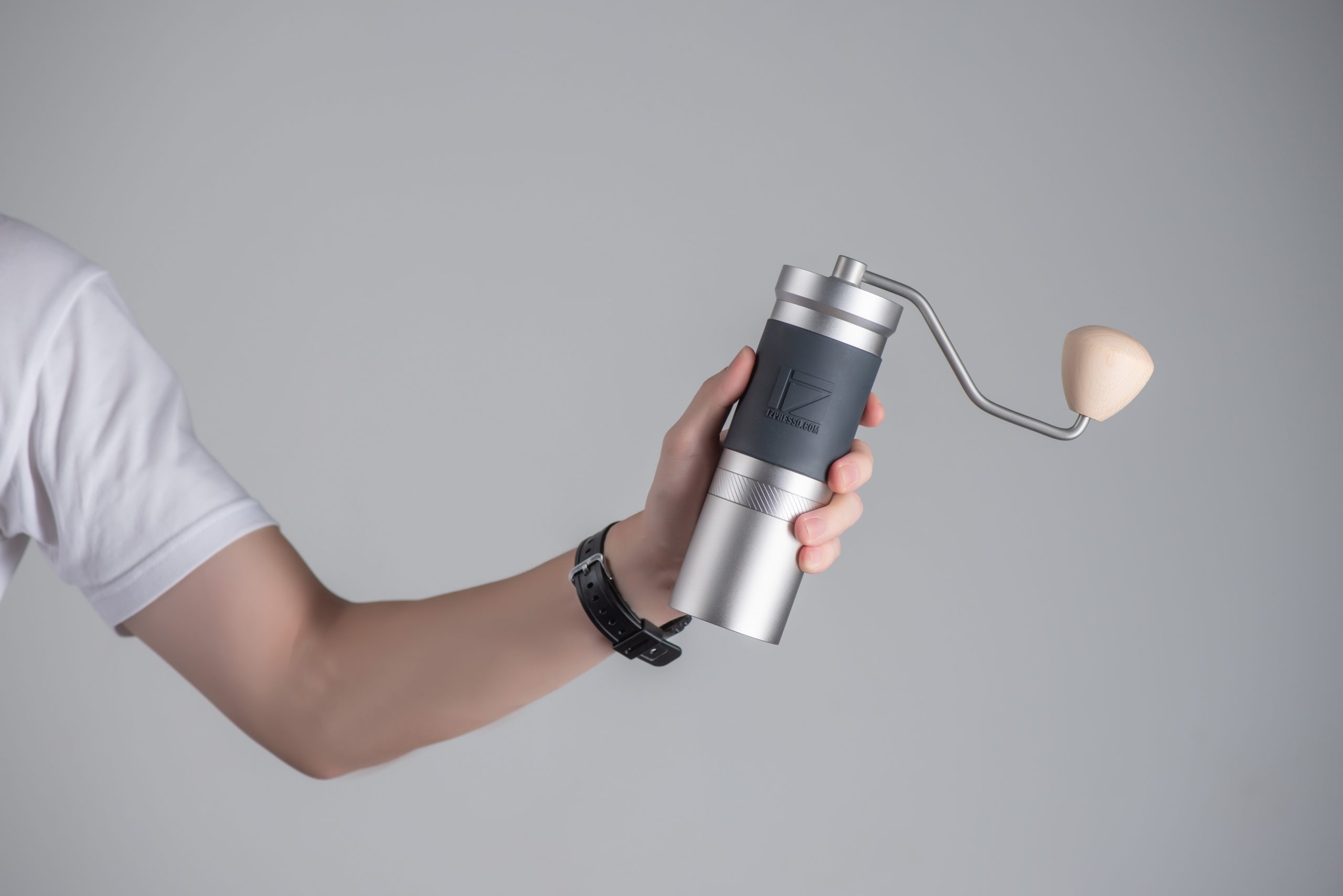 1Zpresso JX-PRO młynek w dłoni