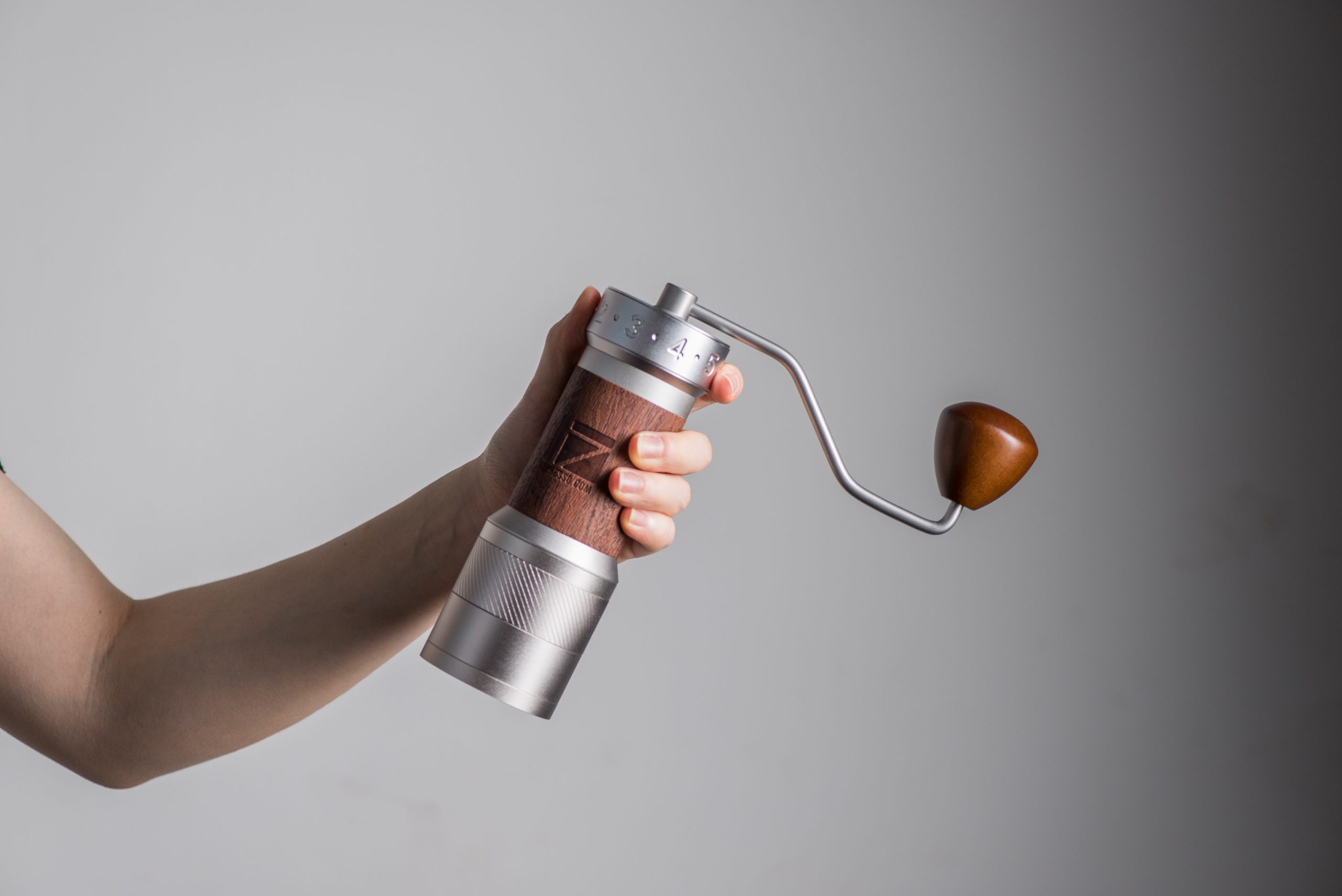 1Zpresso K-PLUS w dłoni