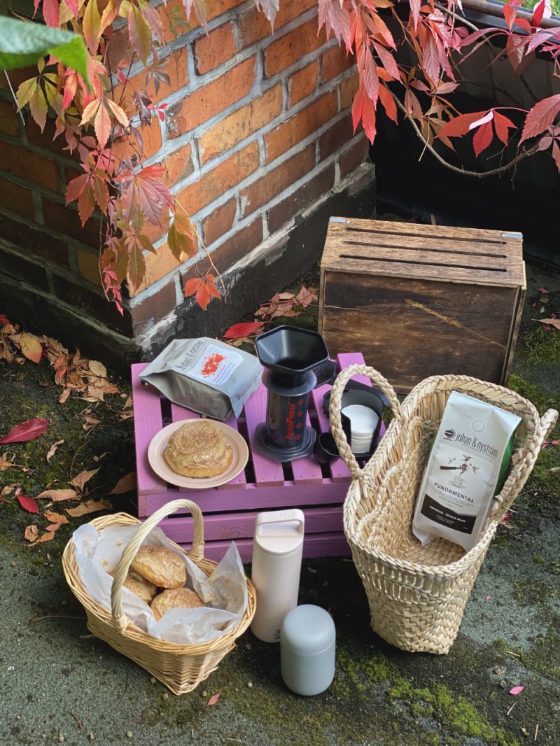 kawa w plenerze i cinnamon tiramisu rolls