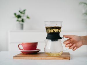 Zielona herbata na noc – czy warto pić ją przed snem? A może sprawdzi się inny rodzaj?