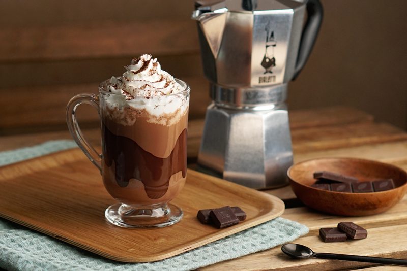 Kawa mokka – Prosty przepis na pyszną kawę z czekoladą na ciepło i na zimno