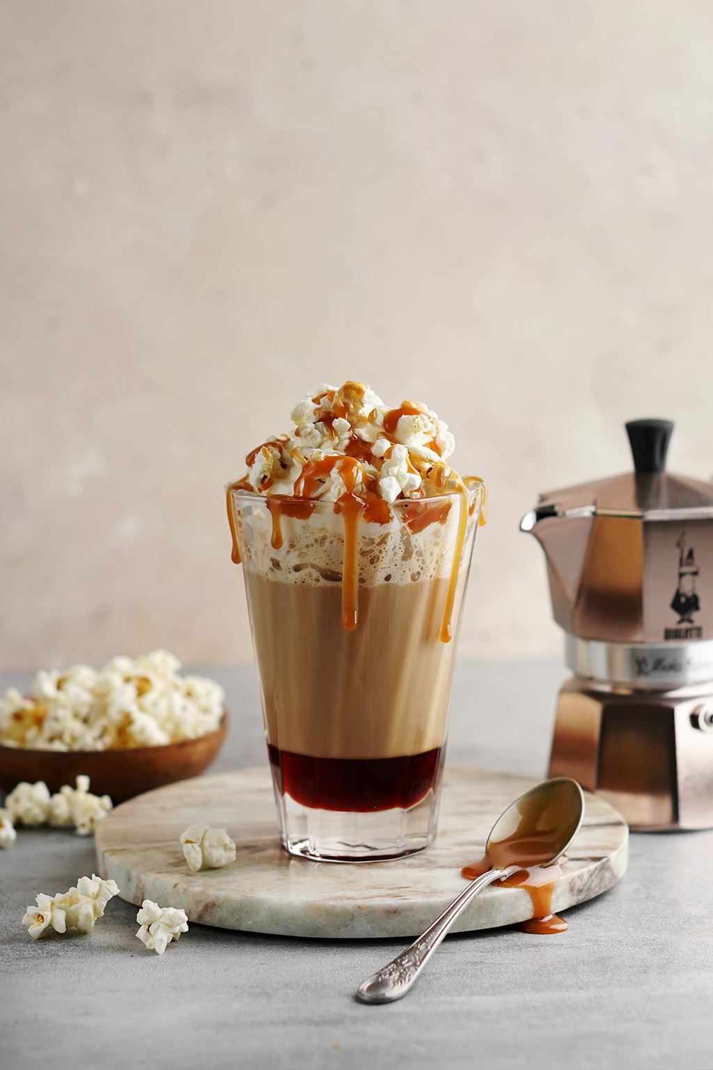 kawa z karmelem i popcornem