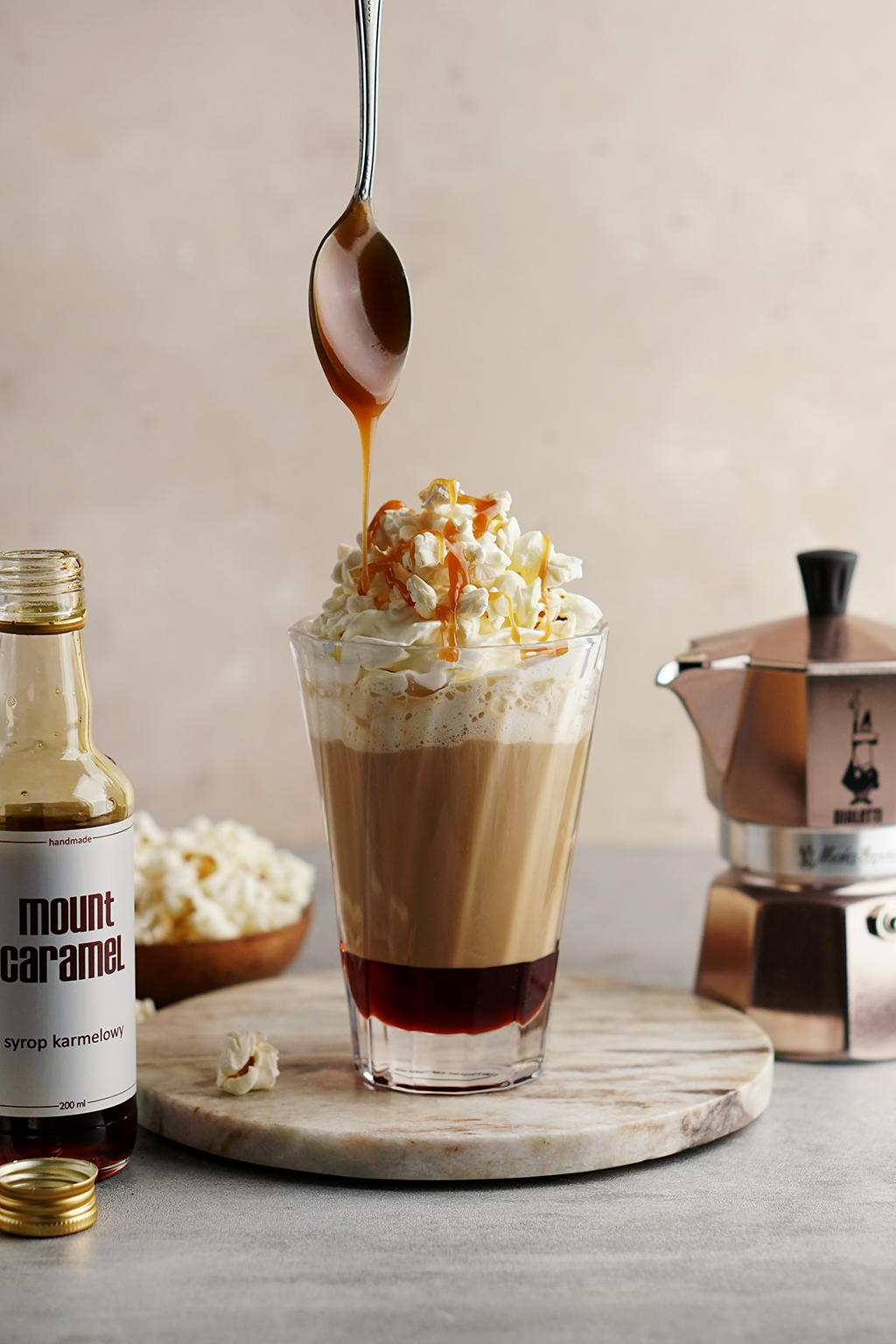 kawa karmelowa z domowym syropem