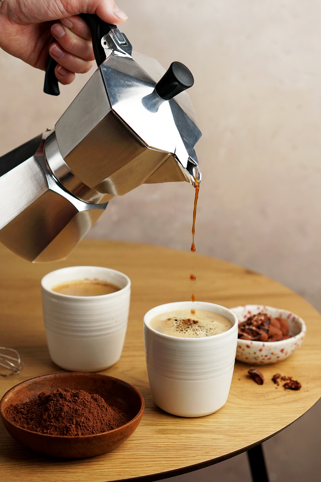 kawa z kawiarki z dodatkiem kakao