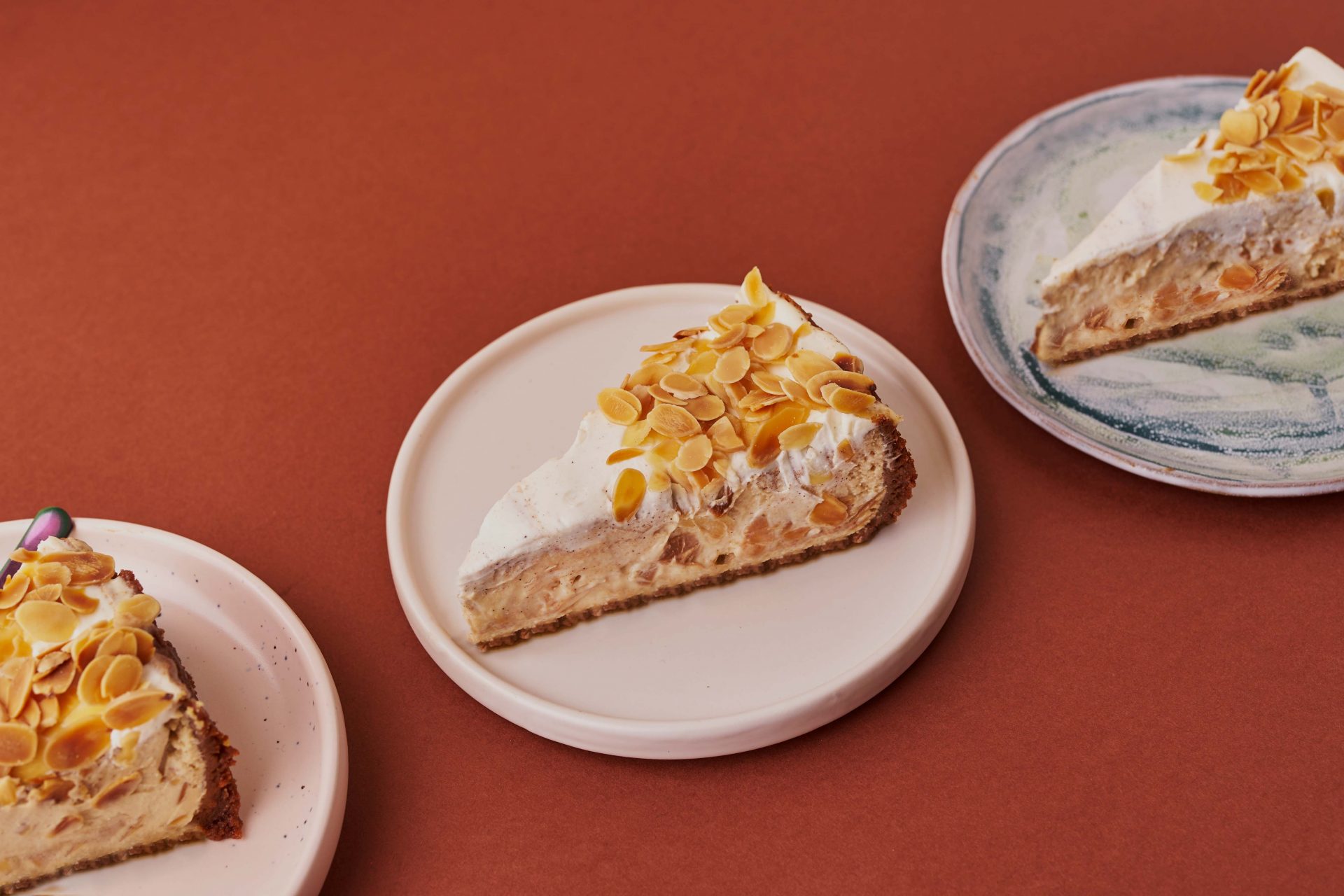 sernik z kawą i migdałami