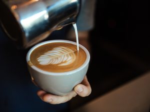 Autostopem przez Drogę Mleczną, czyli historia kawy z mlekiem