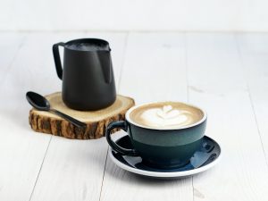 Flat white – co to za kawa? Jak ją zrobić?