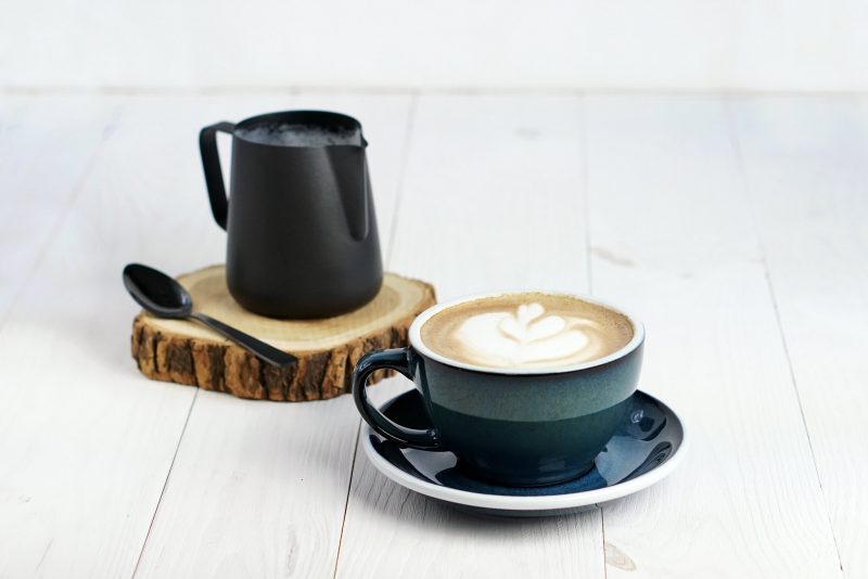 Flat white – co to za kawa? Jak ją zrobić?