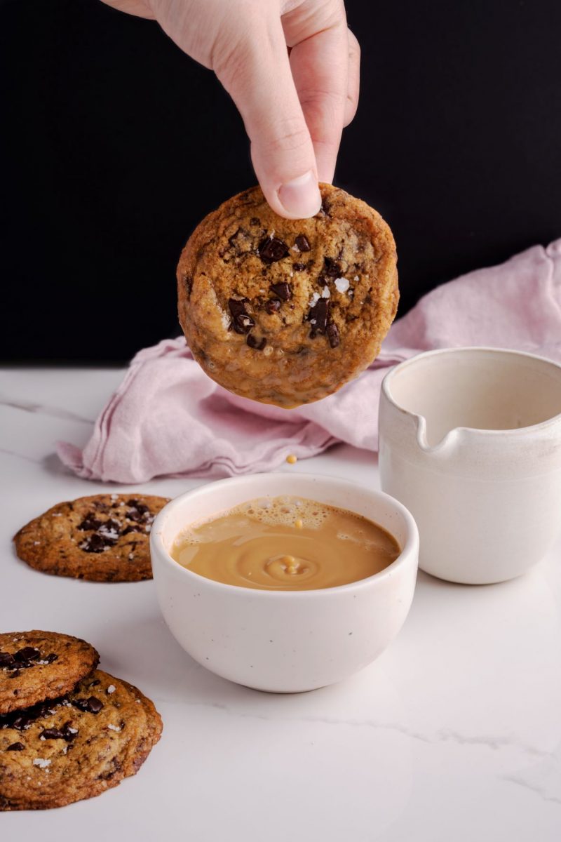 chocolate chip cookies z kawą