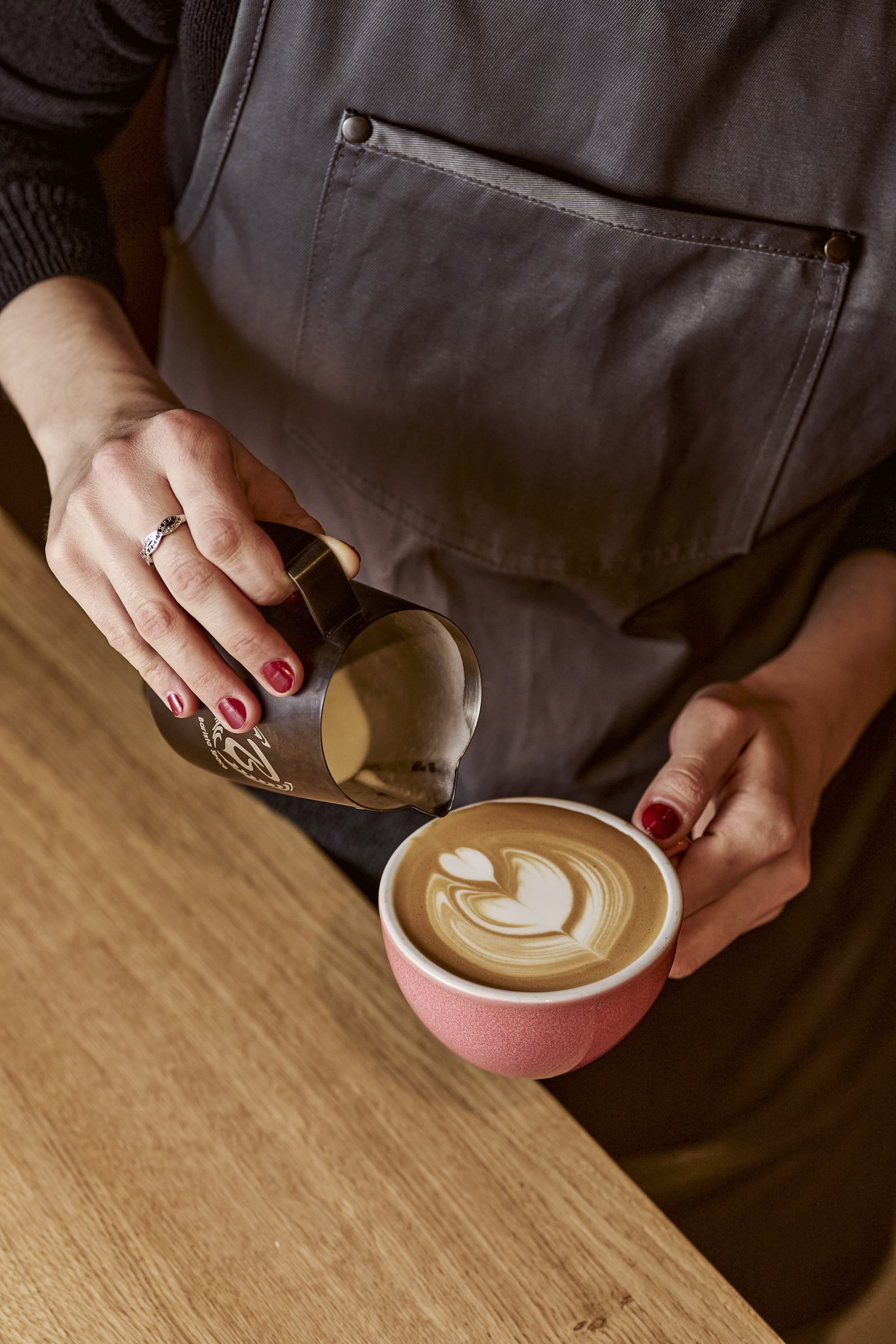 przygotowanie kawy z mlekiem - latte art