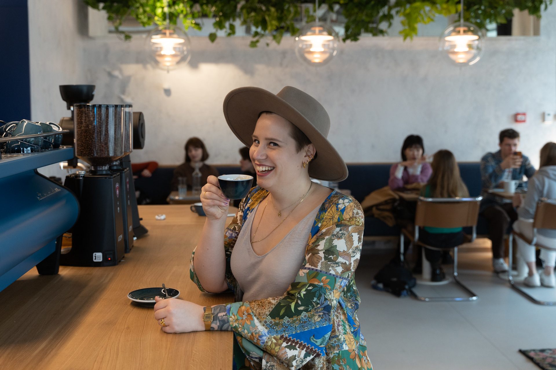 karo w kawiarni na Tamce