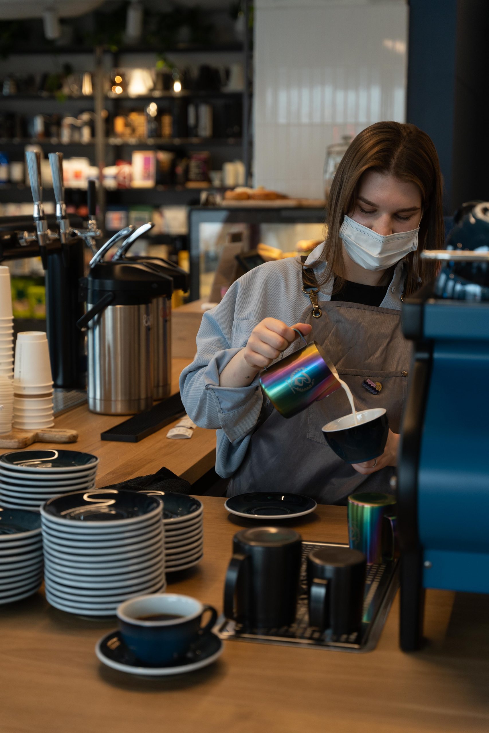 baristka w kawiarni coffeedesk