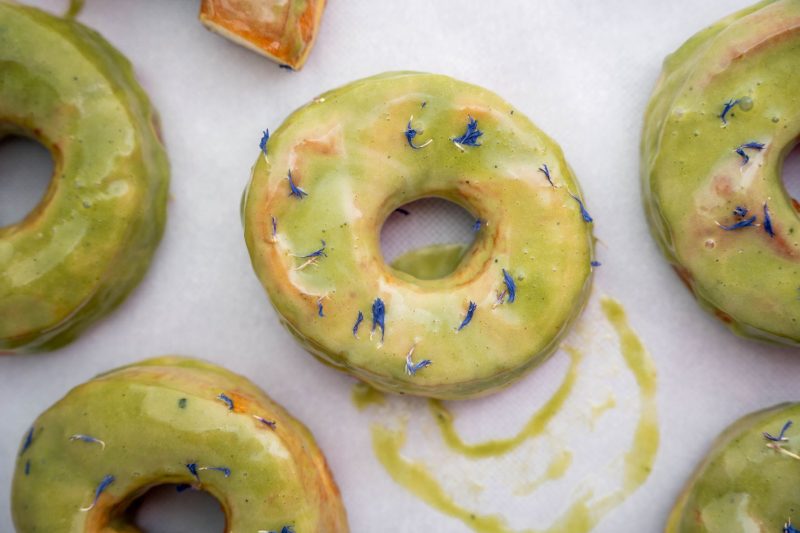 Tłusty czwartek: Przepis na pączki białą czekoladą i matcha