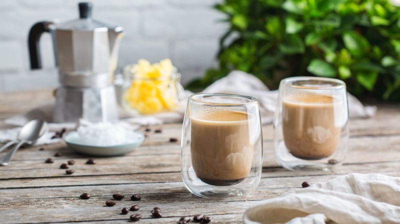 Kawa bulletproof – czym jest kawa kuloodporna i czy warto ją spożywać?