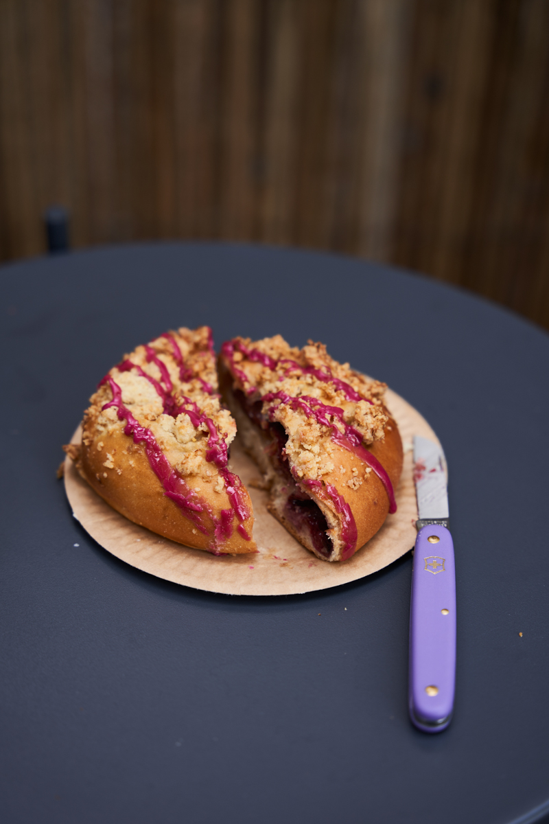 Słodka bułka z jagodami