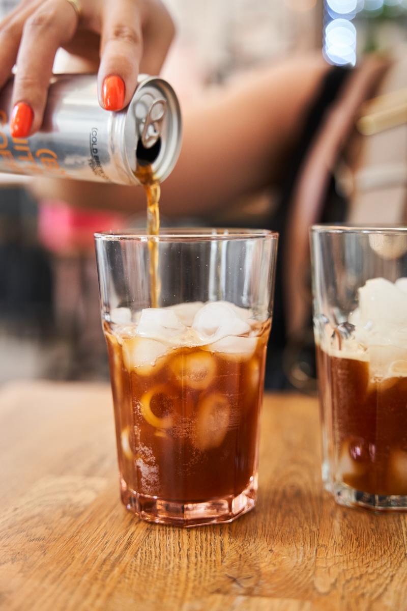 Przygotowywanie kawy z tonikiem