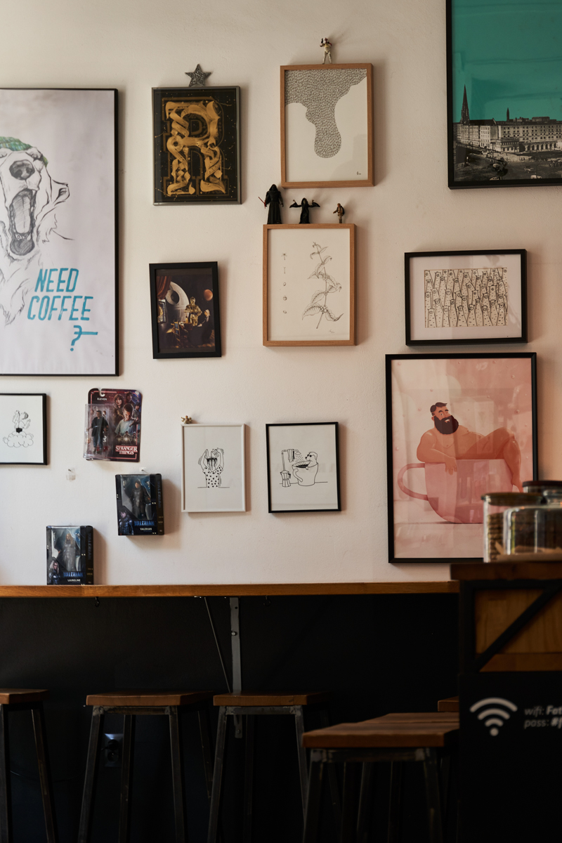 Wnętrze kawiarni Fat White