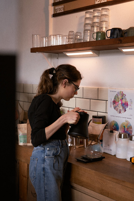 Kobieta robiąca kawę