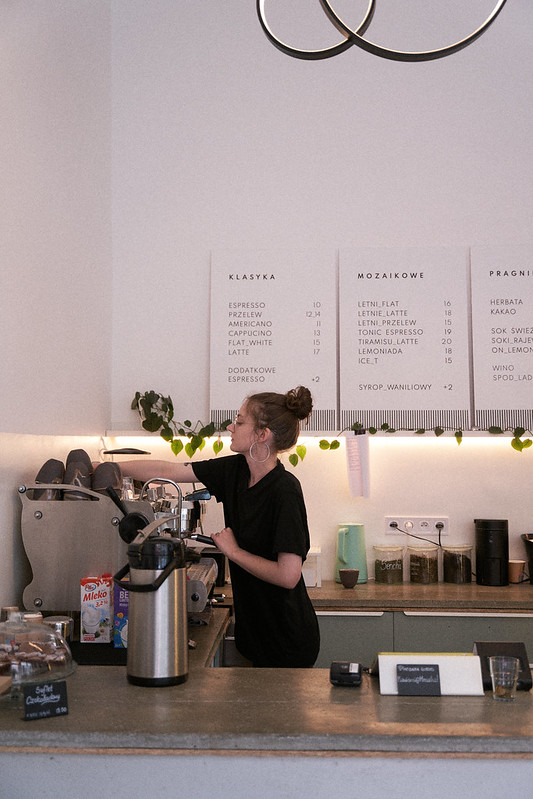 Kelnerka robiąca kawę