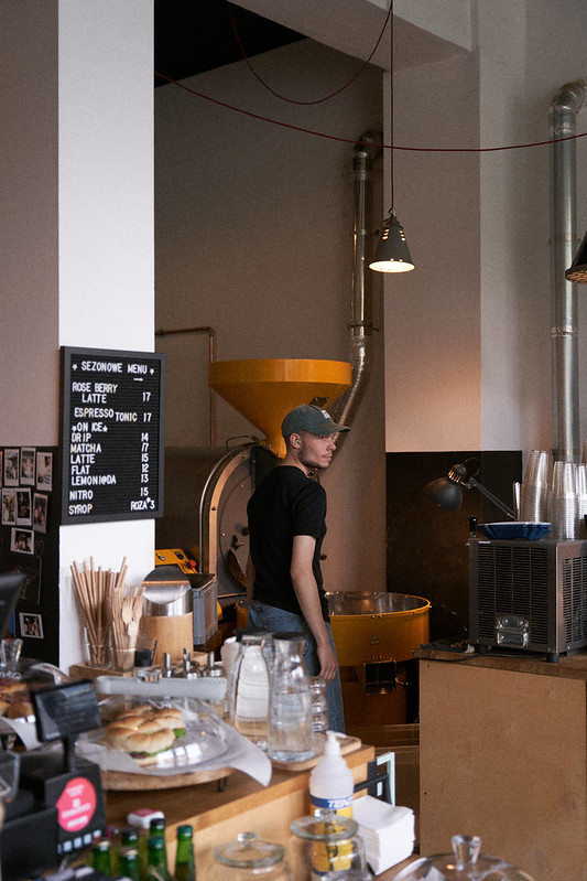 Mężczyzna robiący kawę