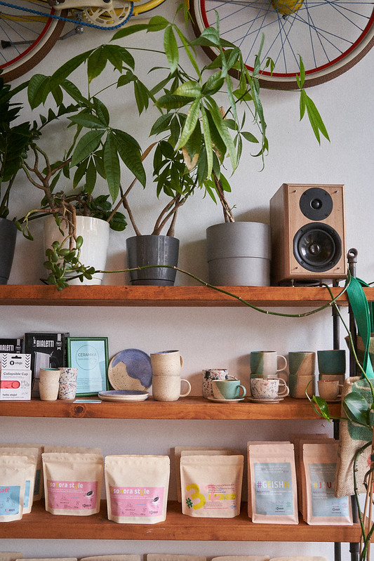 Wnętrze kawiarni To kawa