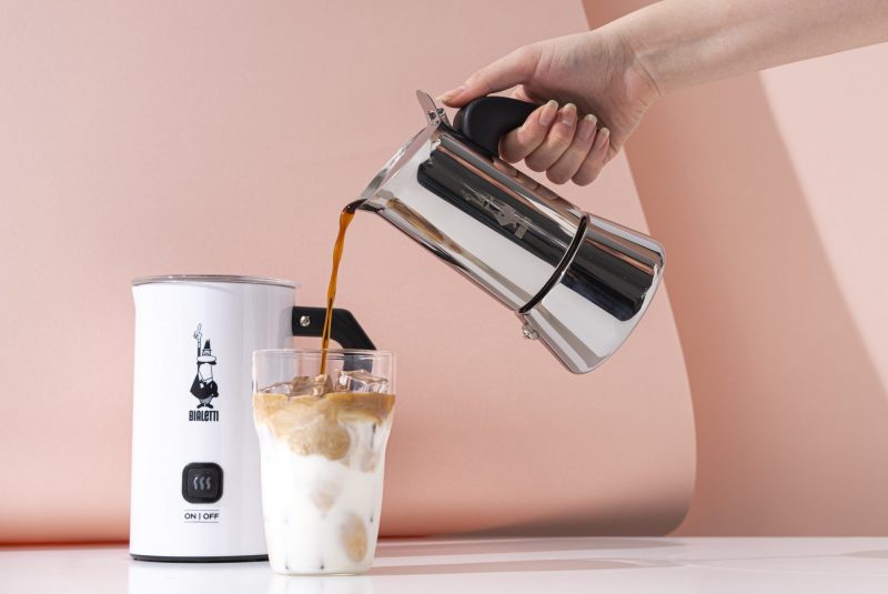 Kawa latte macchiato w szklance